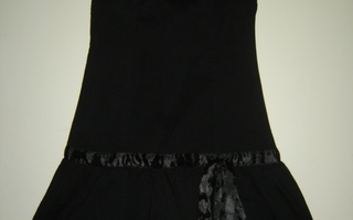 Seppälän musta mekko (helma tyllimäinen), koko 34