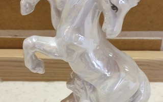 Valkoinen koriste-esine/figuuri hevonen