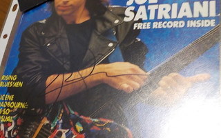 JOE SATRIANI NIMIKIRJOITUS LEHDEN KANSIKUVASSA