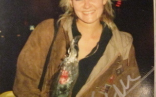 Eva Dahlgren valokuva aidolla nimikirjoituksella