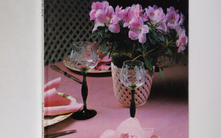 Monica Hansen : Kodin kukat : Kukat pöydän koristeina
