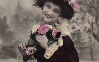 NAINEN / Eksoottisen kaunis tyttö ja ruusuhattu. 1900-l.