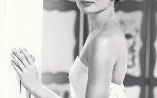 Audrey Hepburn, vaalea juhlapuku