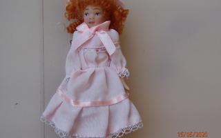 Nukkekoti nukke tyttö vaaleanpunainen mekko