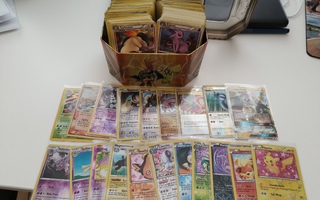 Pikku kokoelma Pokemon kortteja vuosilta 1999-2017