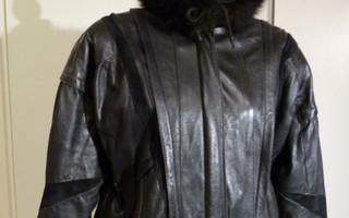 VINTAGE - Naisten 80-luvun nahkapusakka turkiskauluksella