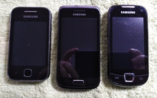 3 Samsung puhelinta