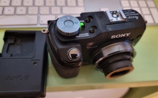 SONY DSC-V3 KAMERA LATURI JA AKKU MUKAAN