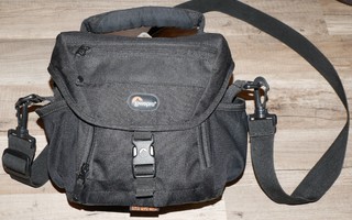 Lowepro Nova 140 AW pieni kameralaukku, siisti