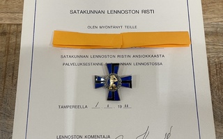 Satakunnan Lennoston Joukko-osastoristi myöntökirjalla