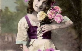 LAPSI / Ihastuttava raitamyssyinen tyttö ja kukkia. 1900-l.