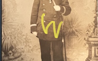 Valokuva tsaarinajan upseeri miekkoineen