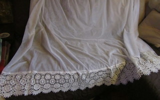 Valkoiset leveät verhot, pitsireuna, 137 x 321 cm