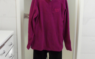Naisten fleecepuku, mustat housut+luumunpunainen pusero, L