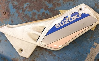 Suzuki s1 vasen sivukate