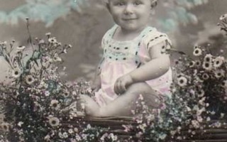 BABY / Suloinen vauva kesän kukkien keskellä. 1900-l.