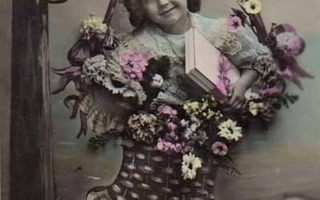 LAPSI / Tyttö puhelinlangasta roikkuvassa korissa. 1900-l.