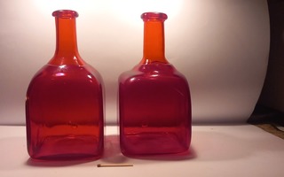 2 X Riihimäenlasi pullo . Rubiininpunainen lasi