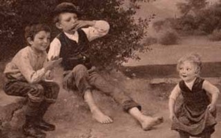 LAPSET / Huuliharppua soittavat pojat ja tyttö. 1910-l.