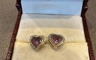 K91 valkokulta&keltakulta timanteilla ja violetilla kivellä