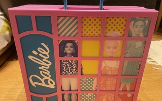 Barbie ja avautuva huone/kantolaukku