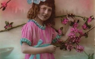 LAPSI / Tyttö pinkissä mekossa, pinkit kukkaoksat. 1920-l.