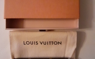 Louis Vuitton 4 key holder Monogram canvas, uusi. OVH 205e.