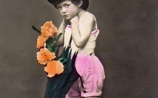 LAPSI / Pikku tohtori, hattu ja oranssit kukat. 1900-l.