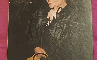 Laulaja Sonia nimikirjoitus valokuvassa