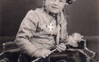 SIRKUS / Pieni tyttö esiintymisasussa, Yrjönristi. 1900-l.