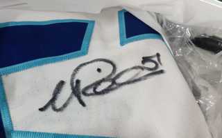 Valtteri Filppulan game worn nimmarilla