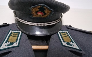 Sotilasmetarin takki ja hattu
