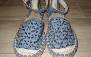 Billowy kangas sandaalit, koko 35