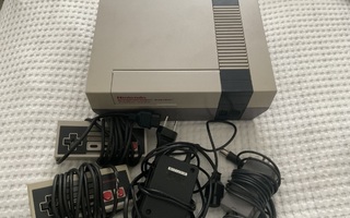 NES konsoli + 2 ohjainta ja johdot