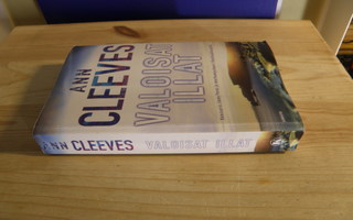 Ann Cleeves Valoisat illat (nidottu)