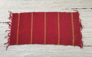 Kudottu punainen vintage pöytäliina ( 29 x 60 cm )