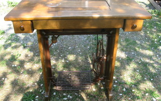 Vanha Husqvarna ompelukone/pöytä