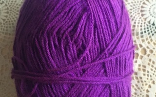 Violetin väristä akryyli lankaa 200g