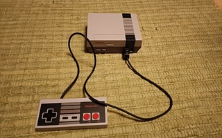 NES Classic Mini yhdellä ohjaimella ja lisäpeleillä