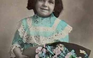 LAPSI / Hymyilevä tyttö röyhelömekossa - kukkia. 1900-l.