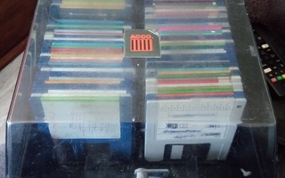 93 x DD-diskettiä Laatikossa
