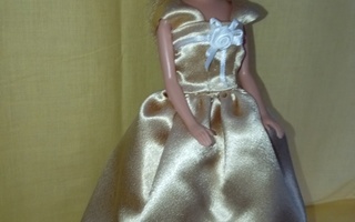 Barbie mekko ja hattu