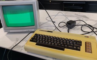Commodore VC 20 ja Philips computer monitor 80
