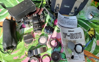 Nikon F601 runko, salama, objektiivit ja lisä tarvikkeet.