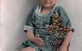LAPSI / Sinipukeinen lapsi ja kukkia. 1900-l.
