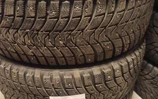 215 60 R17 Michelin nastarenkaat 4 kpl hyvät