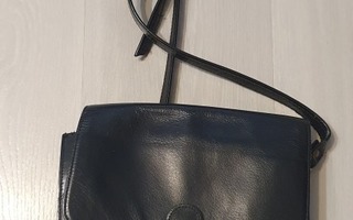 Musta laadukas kotimainen käsilaukku