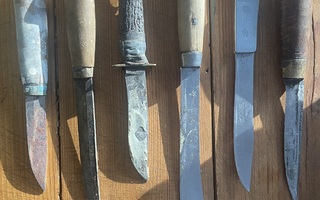 Sekalaisia vanhoja puukkoja ja veitsiä