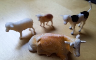 Lehmä, vasikka ja kaksi lammasta