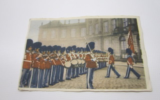 Wanha postikortti, piirroskuva Amalienborgin vahdinvaihdosta